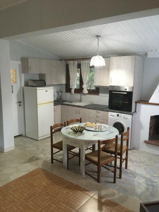 Villa Ermilia Kerveli Exteriör bild